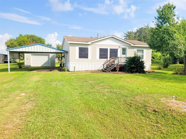 a view of a house with a yard