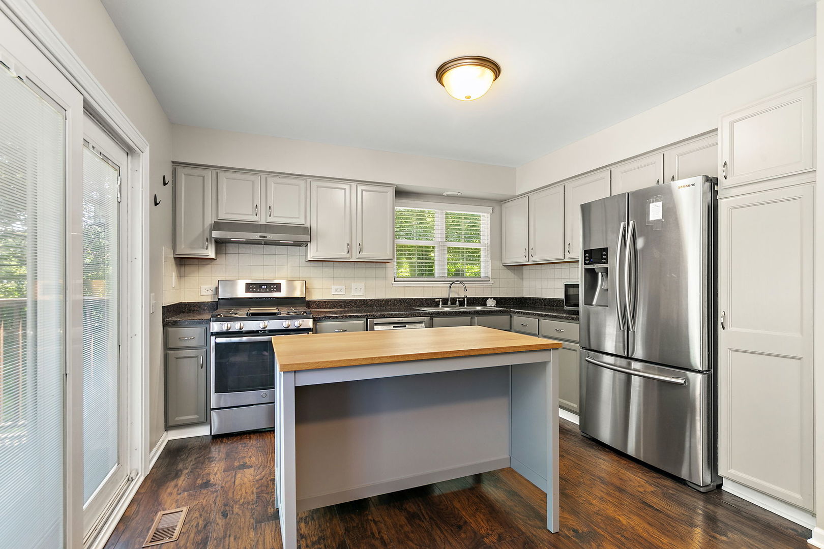 1248 Coldspring Road Elgin, IL 60120 - Photo 6 of 19
