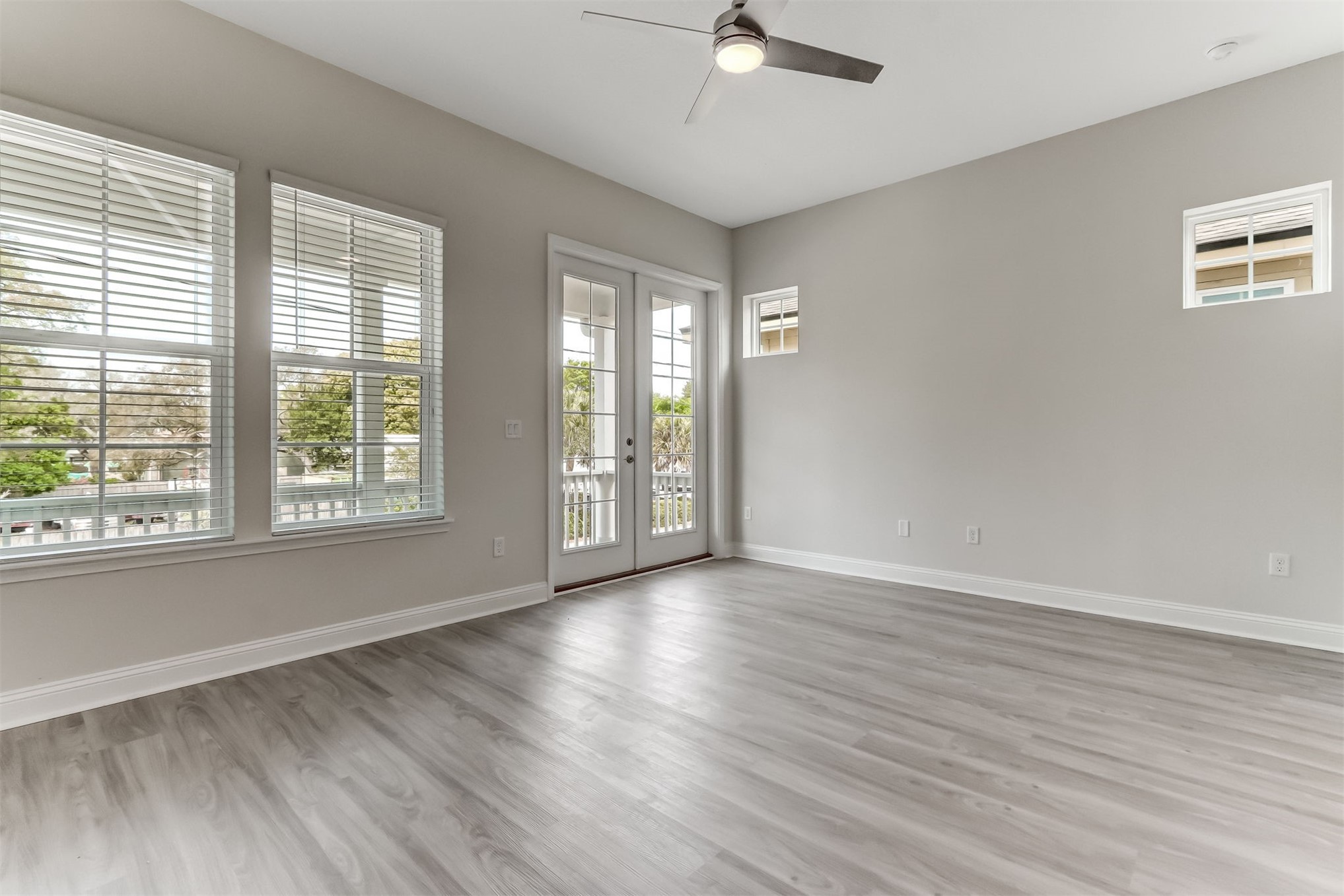 424 South 8th Street Fernandina Beach, FL 32034 - Photo 12 of 32 Living Room