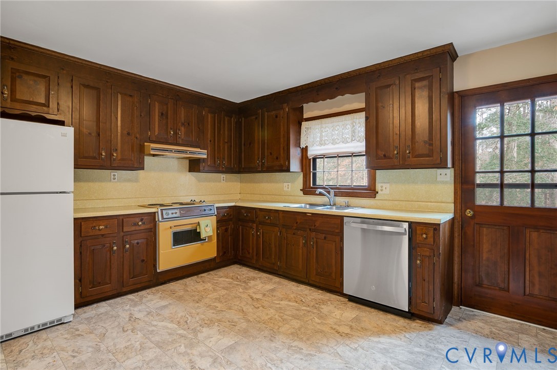 3123 Bradwill Road Richmond, VA 23225 - Photo 19 of 36 Kitchen featuring freestanding refrigerator, light