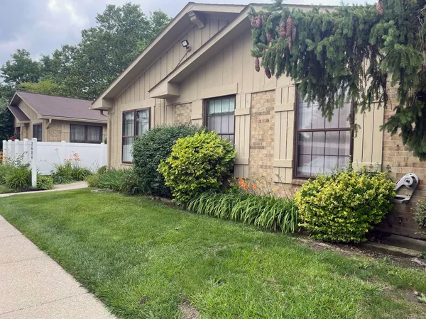 $199,900 | 2684 Roundtree Drive, Troy, MI 48083