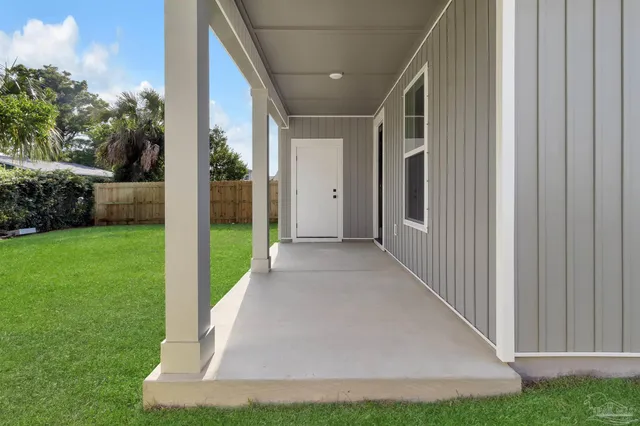a view of a house with backyard