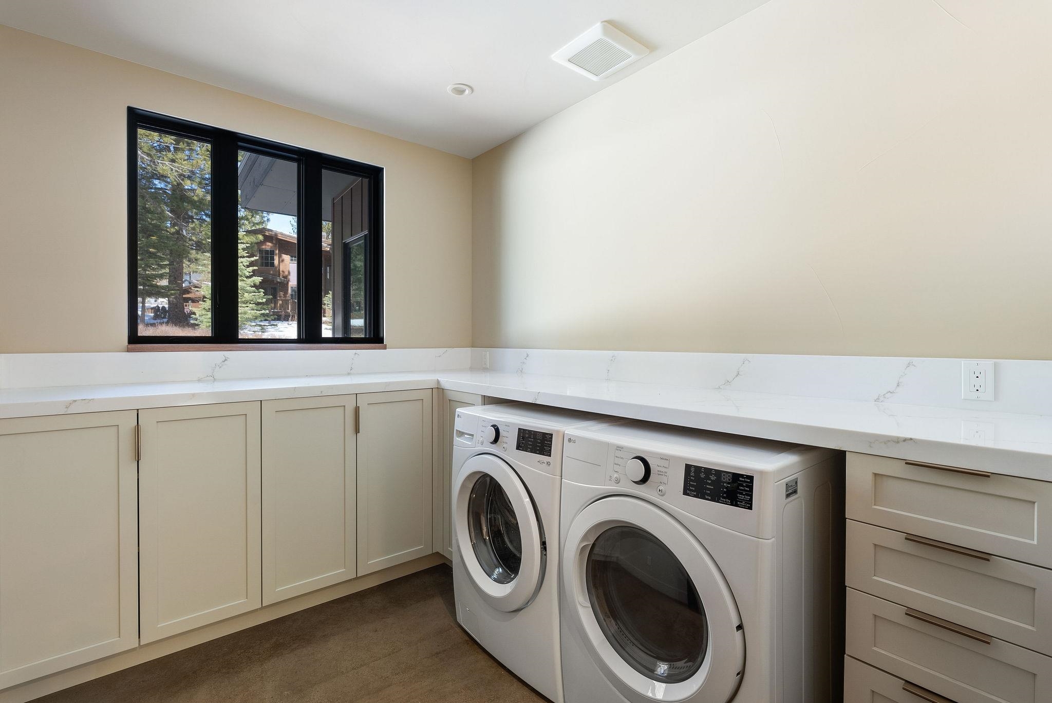 11761 Bottcher Loop Truckee, CA 96161 - Photo 18 of 28