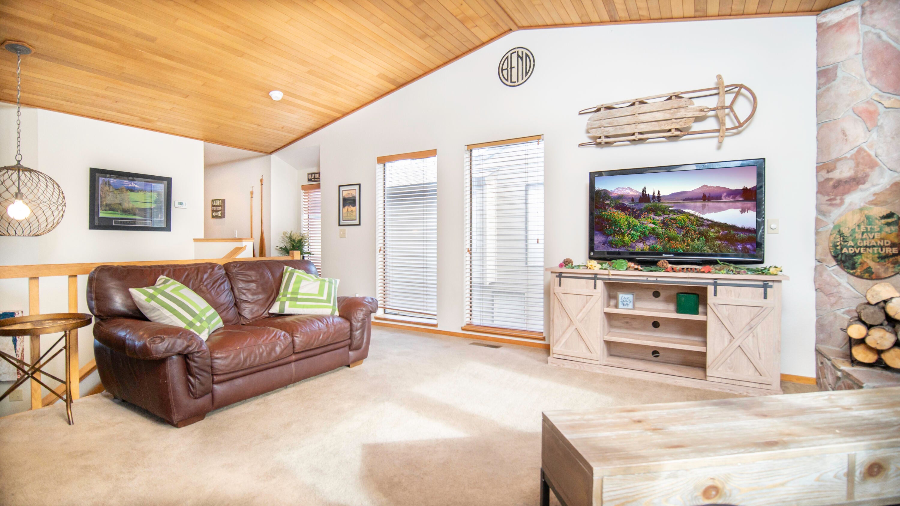 17732 West West Core Road Sunriver, OR 97707 - Photo 8 of 26 Living Room