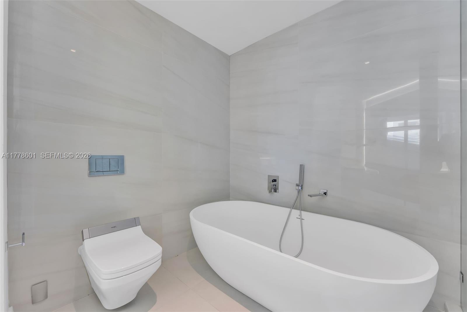88 Southwest 7th Street, Unit 2411 Miami, FL 33130 - Photo 11 of 31 Staged