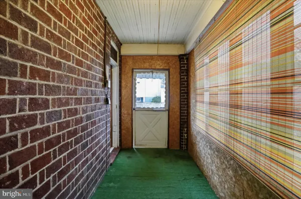 a view of a house with backyard and garden
