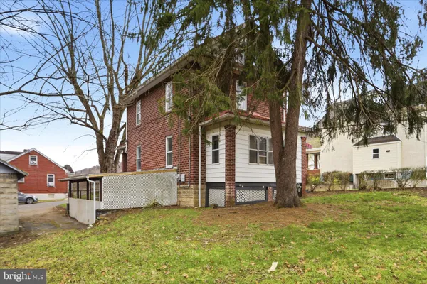 a view of a house with a yard