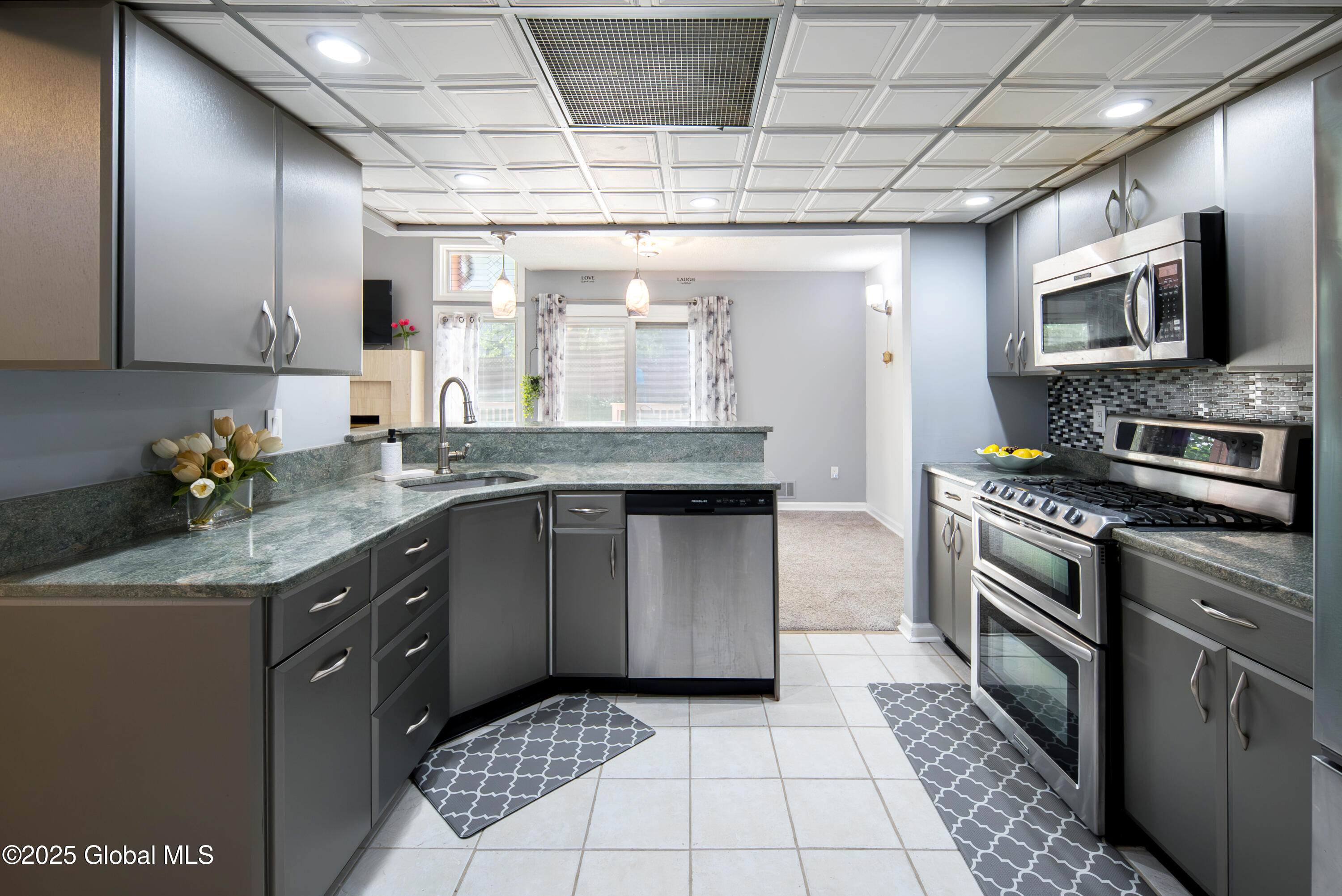 13 Eton Drive Bethlehem, NY 12159 - Photo 18 of 59 018