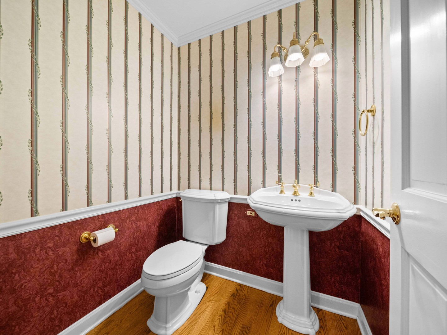 1125 Golfview Road Glenview, IL 60025 - Photo 21 of 44 a bathroom with a sink a toilet and tub