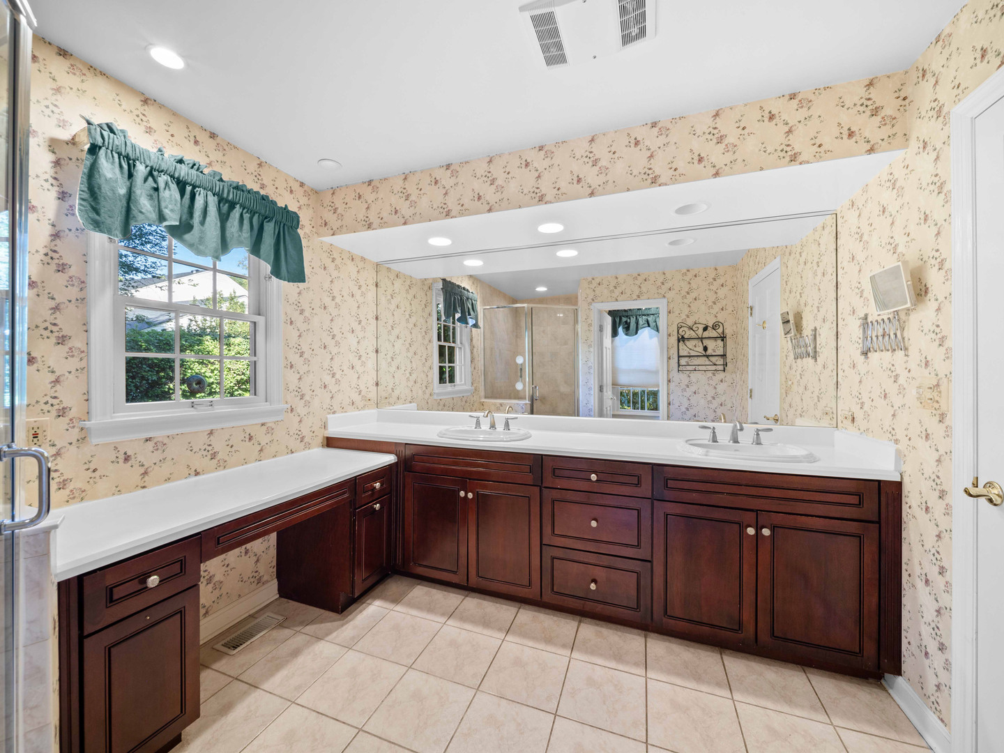 1125 Golfview Road Glenview, IL 60025 - Photo 25 of 44 a large bathroom with a sink and a large mirror