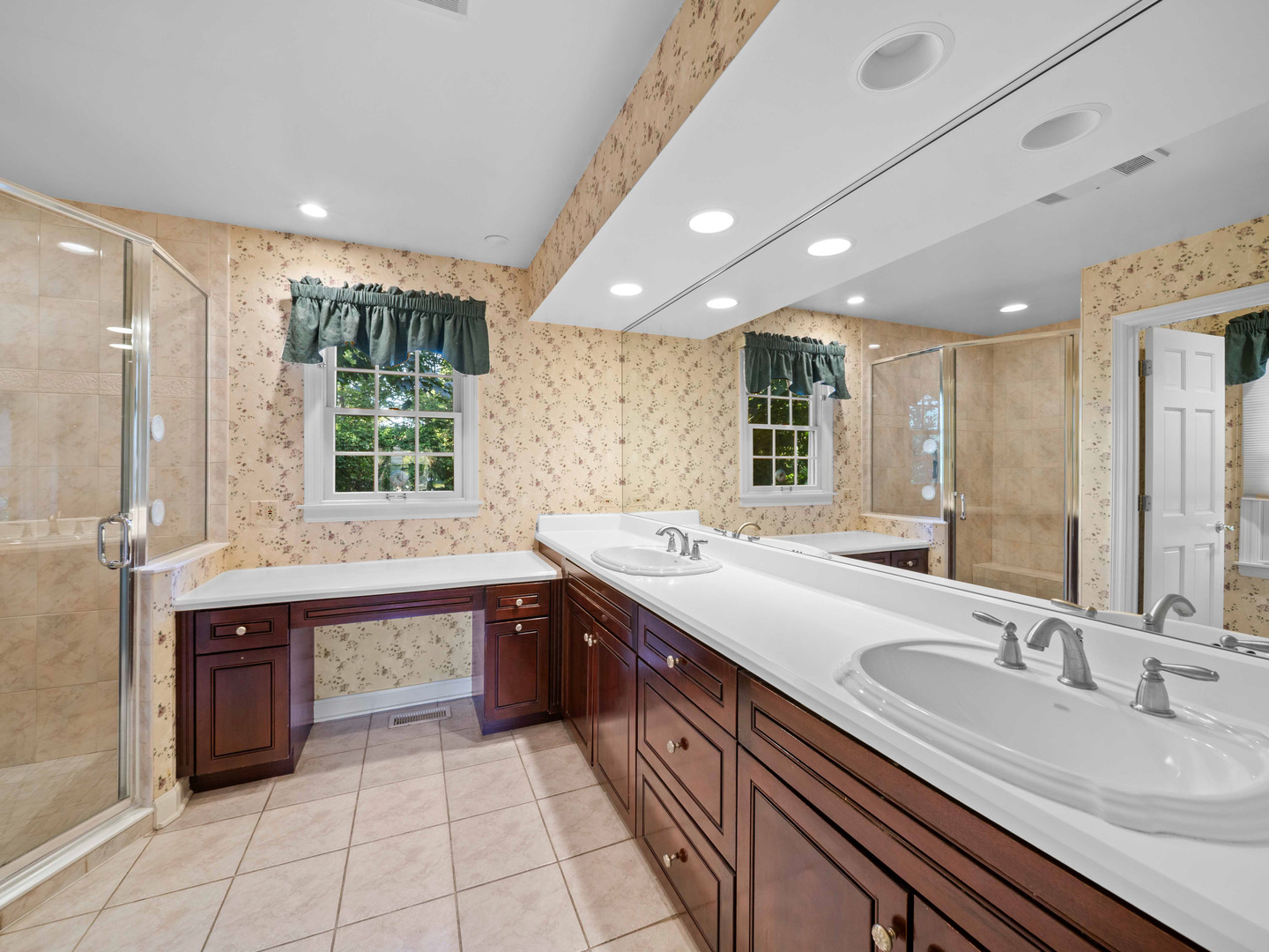 1125 Golfview Road Glenview, IL 60025 - Photo 26 of 44 a large bathroom with a sink and a large mirror