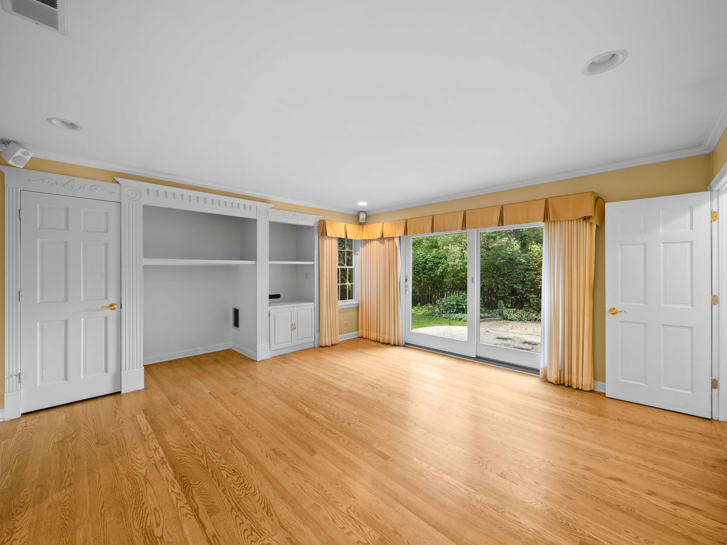 1125 Golfview Road Glenview, IL 60025 - Photo 30 of 44 a view of empty room with wooden floor and sliding door