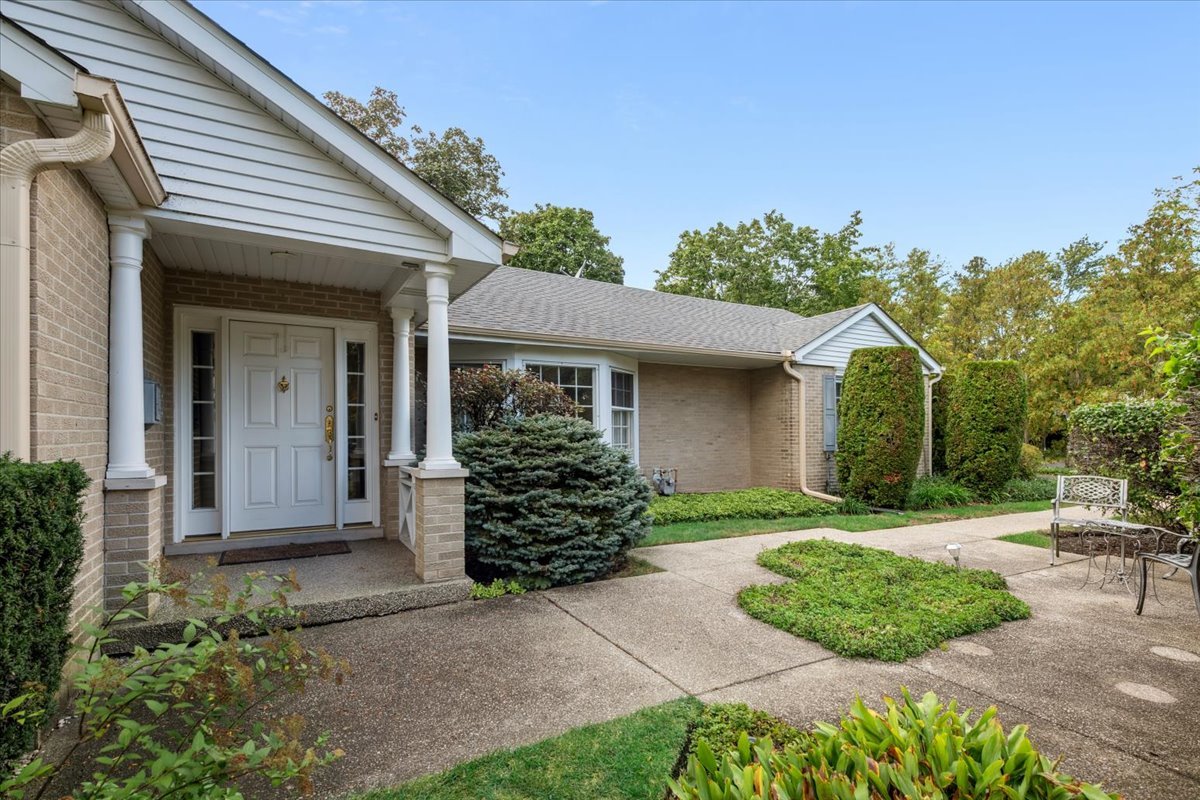 1125 Golfview Road Glenview, IL 60025 - Photo 3 of 44 front view of a house with a yard