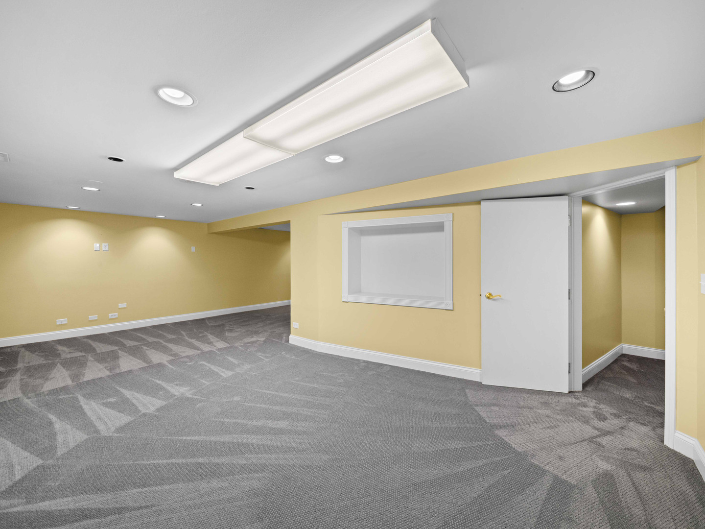 1125 Golfview Road Glenview, IL 60025 - Photo 36 of 44 a view of an empty room