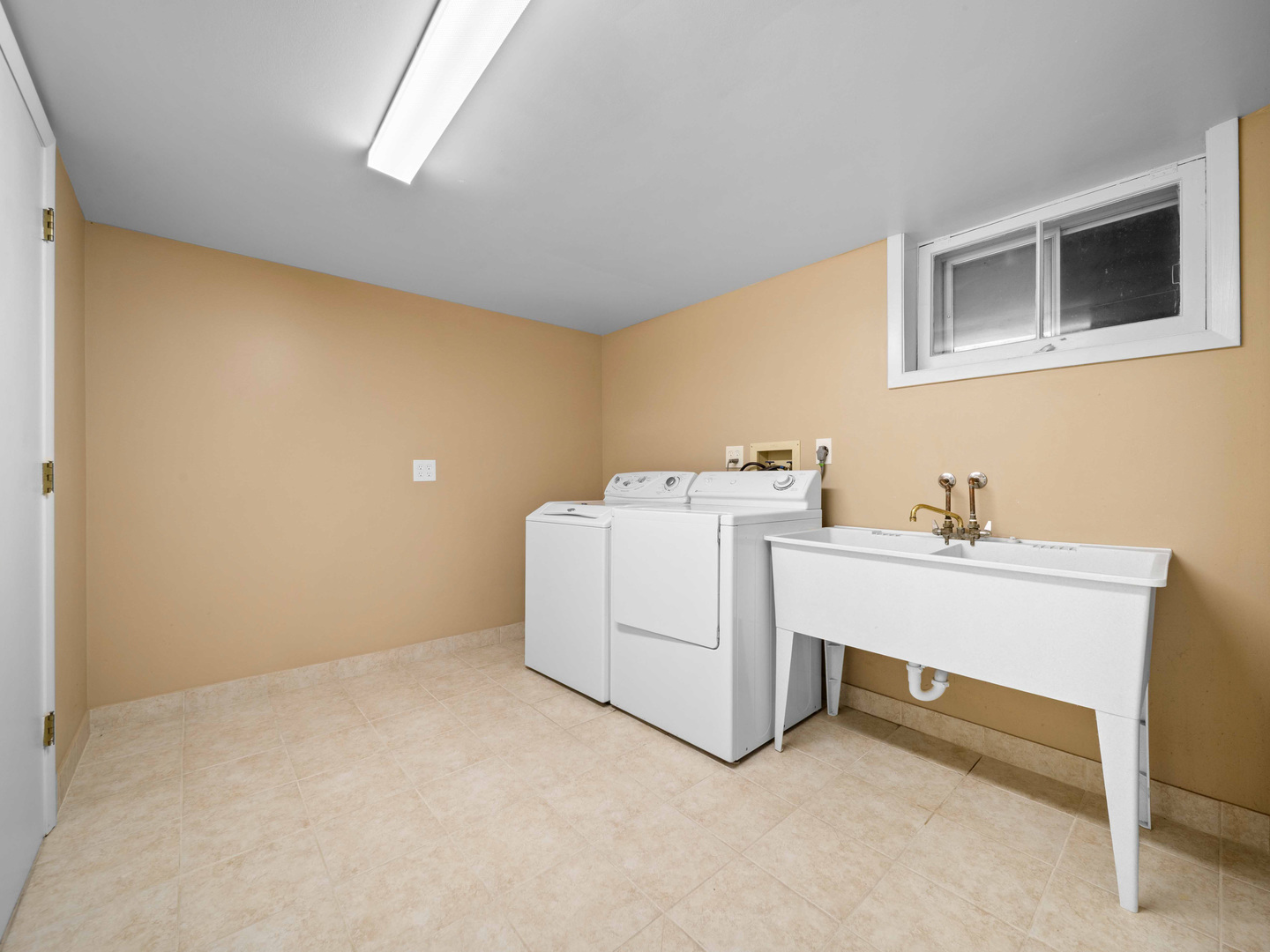 1125 Golfview Road Glenview, IL 60025 - Photo 39 of 44 a utility room with dryer and washer