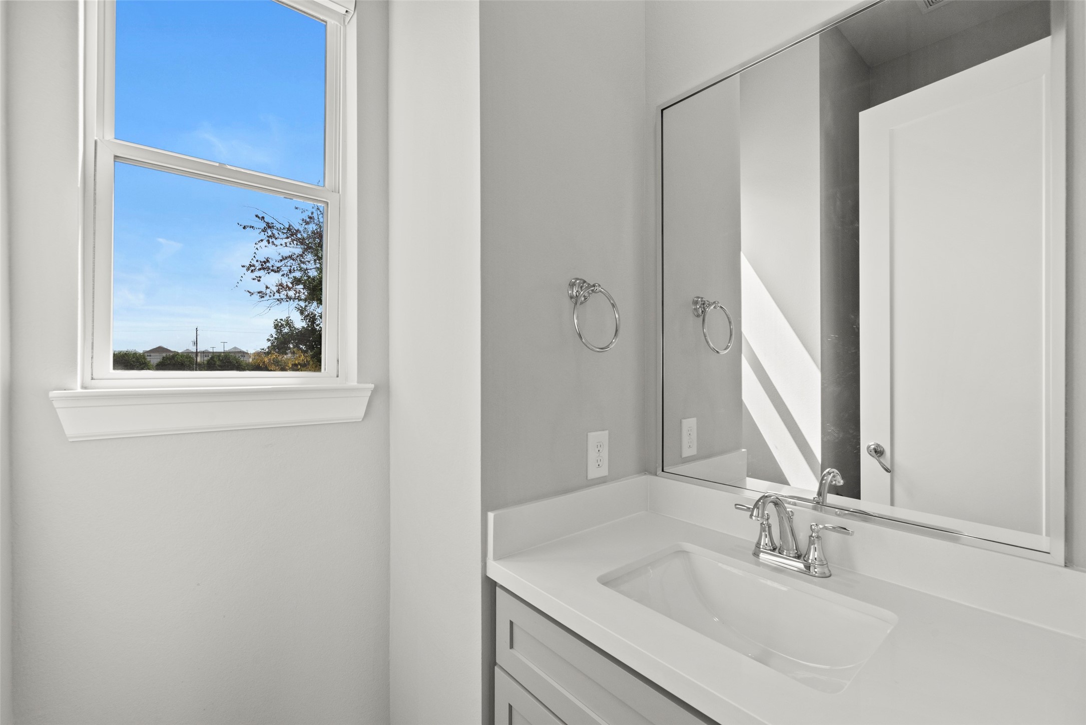 6315 Timbergrove Gardens Lane Houston, TX 77008 - Photo 20 of 33 a bathroom with a sink and a mirror