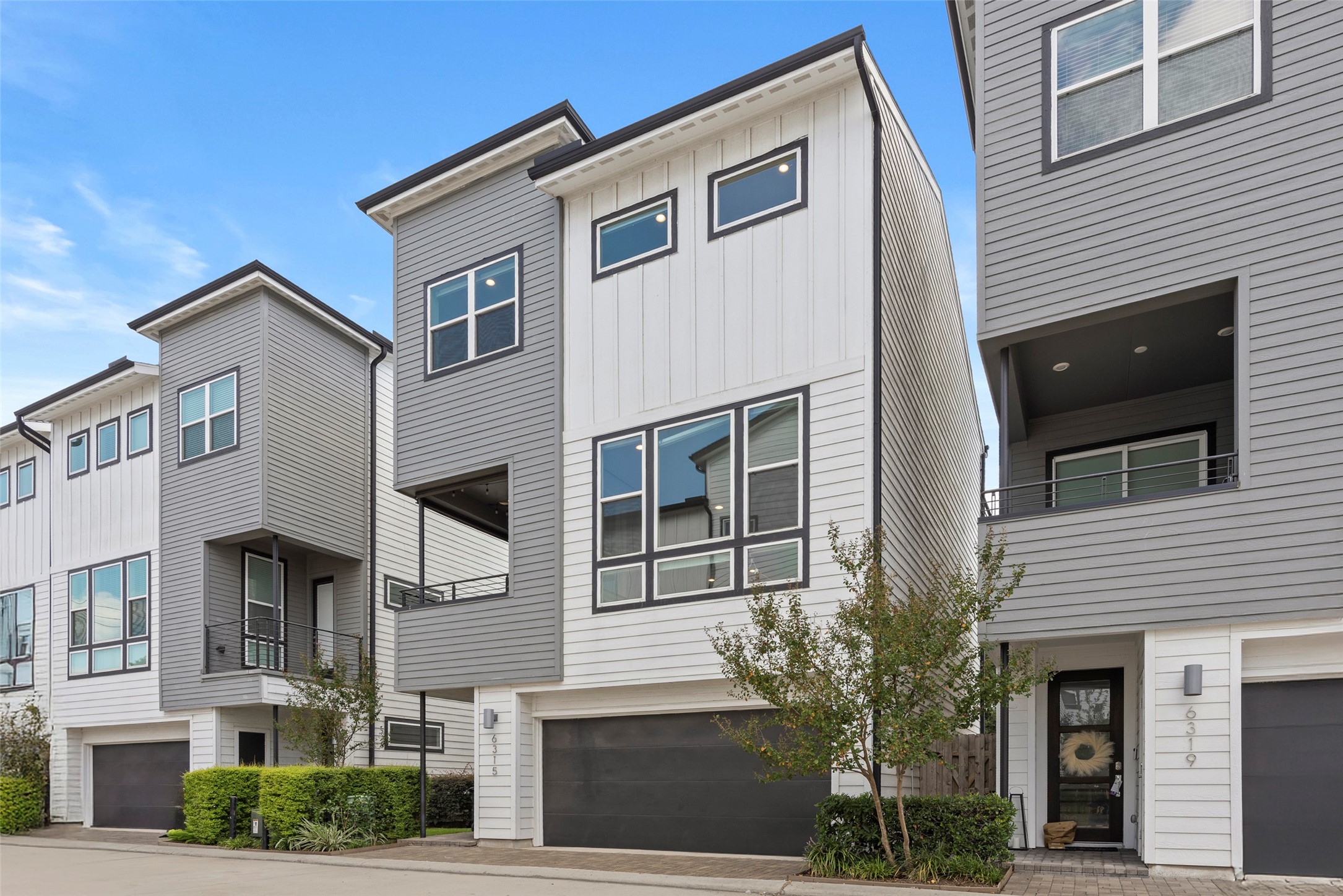 6315 Timbergrove Gardens Lane Houston, TX 77008 - Photo 3 of 33 a front view of a house with a yard