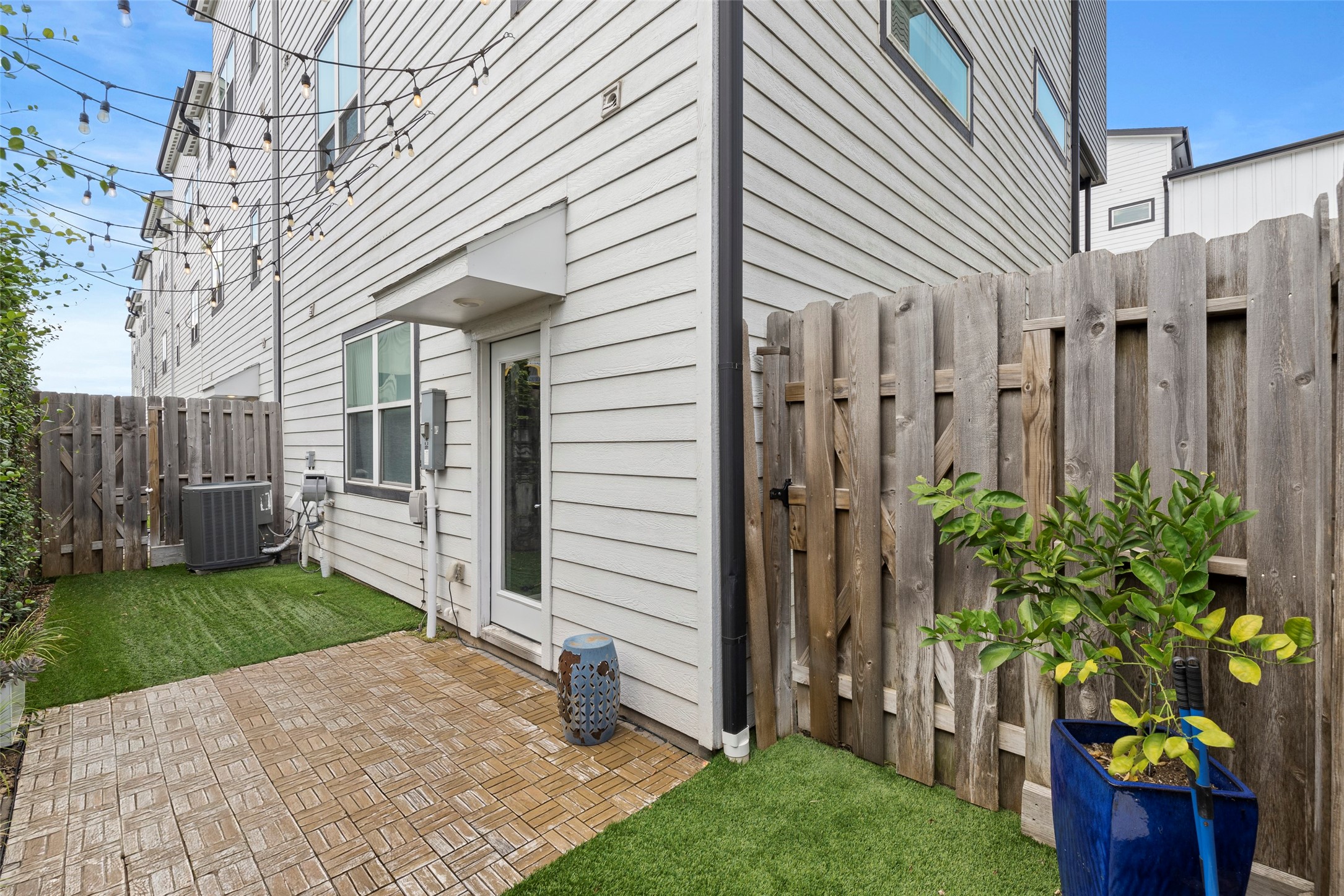 6315 Timbergrove Gardens Lane Houston, TX 77008 - Photo 6 of 33 a view of a back yard of the house