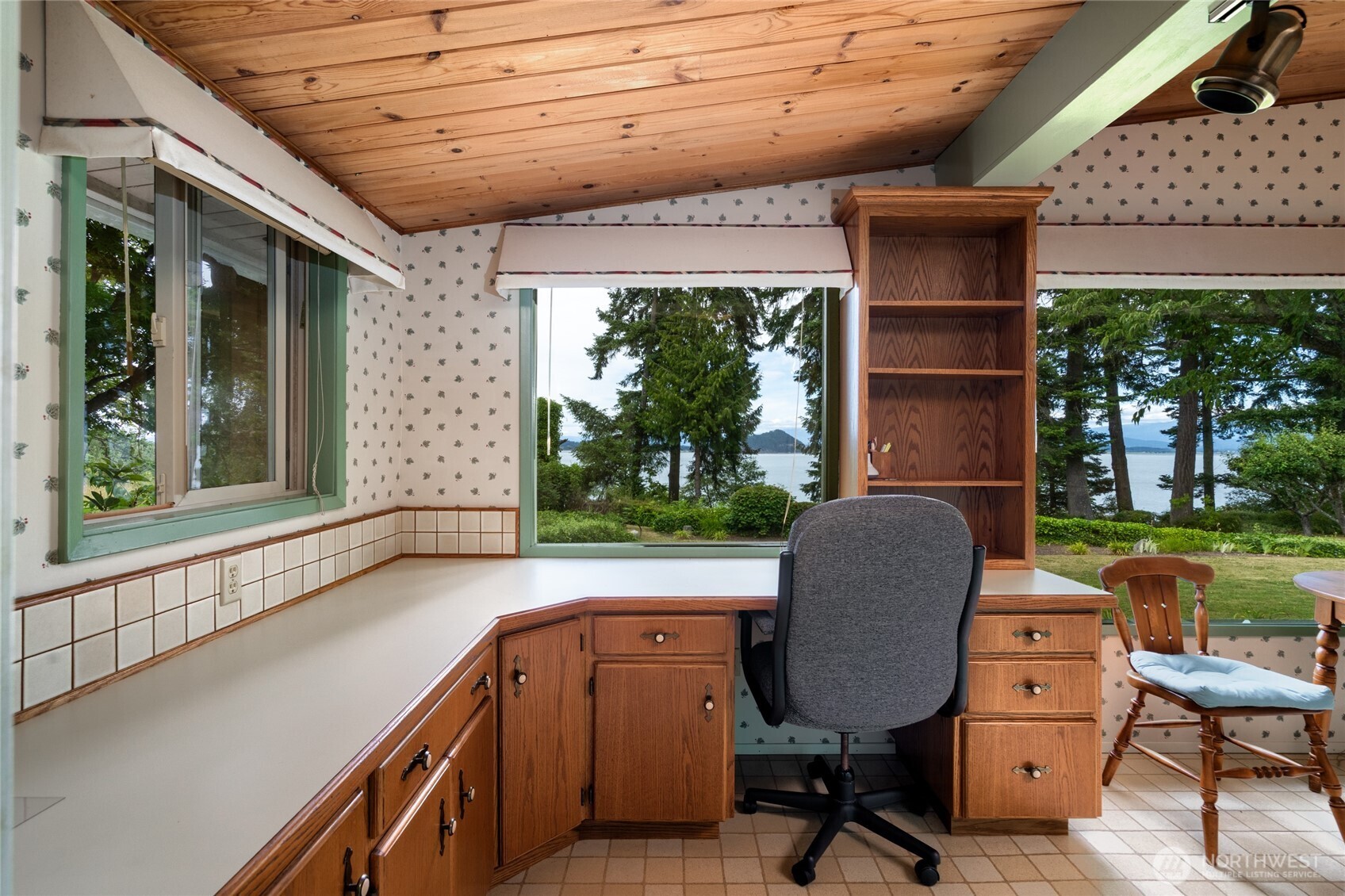 3360 Green Road Oak Harbor, WA 98277 - Photo 10 of 35 a view of a chairs in a patio