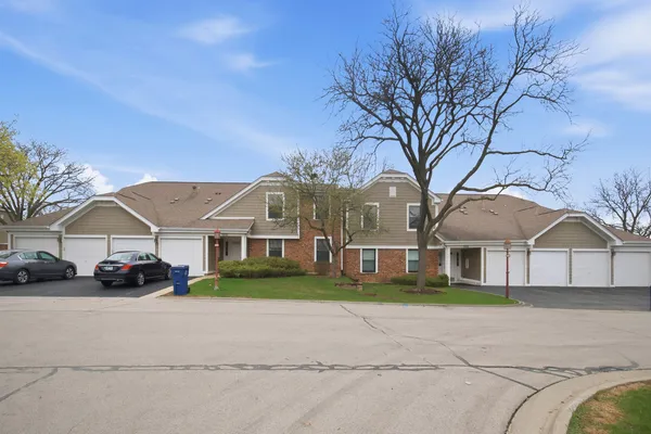 $2,250 | 1502 7 Pines Road, Unit C2, Schaumburg, IL 60193