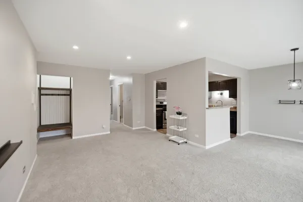 $2,250 | 1502 7 Pines Road, Unit C2, Schaumburg, IL 60193