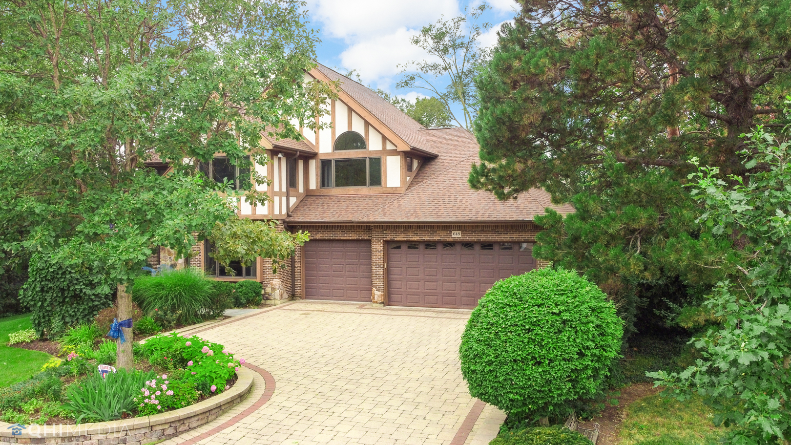 618 Hillside Road Glenview, IL 60025 - Photo 3 of 44 a front view of a house with a garden