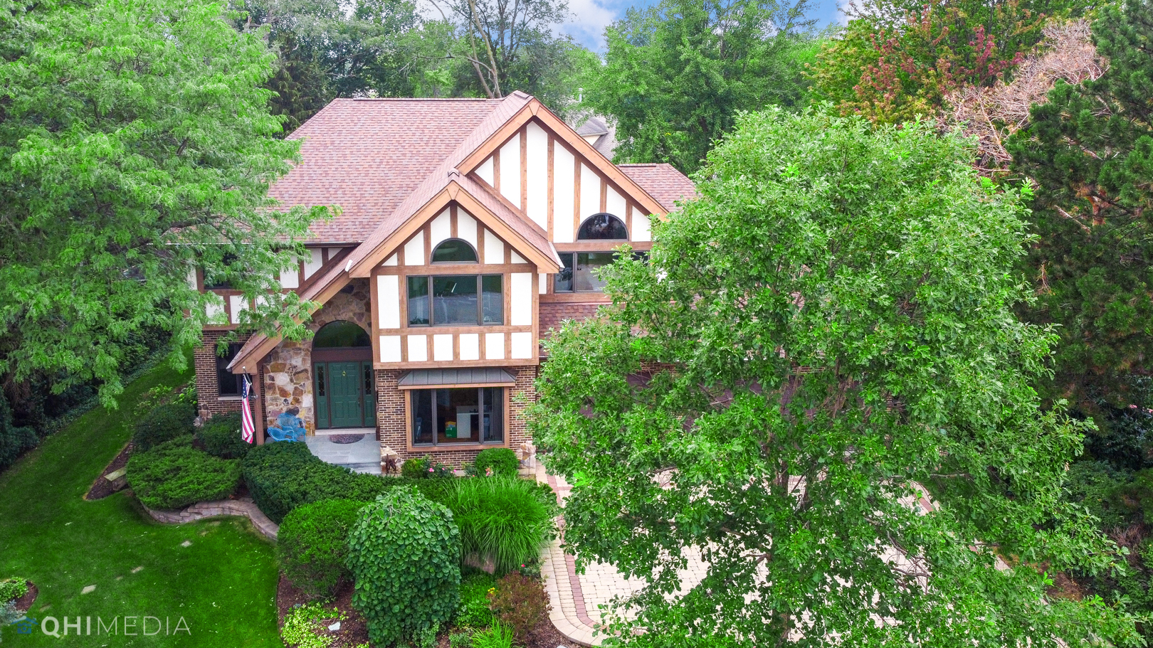 618 Hillside Road Glenview, IL 60025 - Photo 4 of 44 a front view of a house with a garden