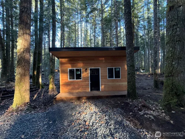 a view of house with a yard