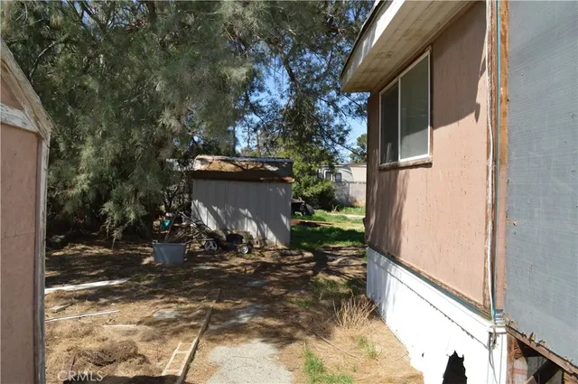 a view of a house with backyard