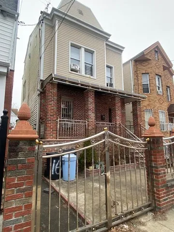 a view of entryway with a front door