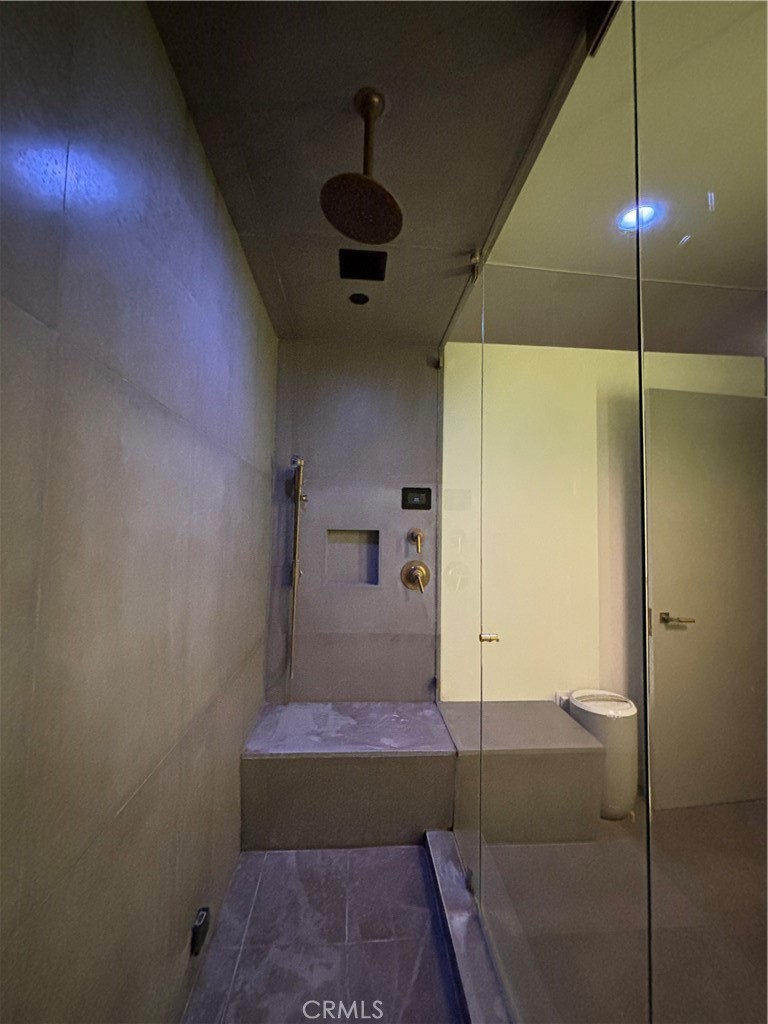 527 Molino Street, Unit 401 Los Angeles, CA 90013 - Photo 16 of 31 a bathroom with a shower