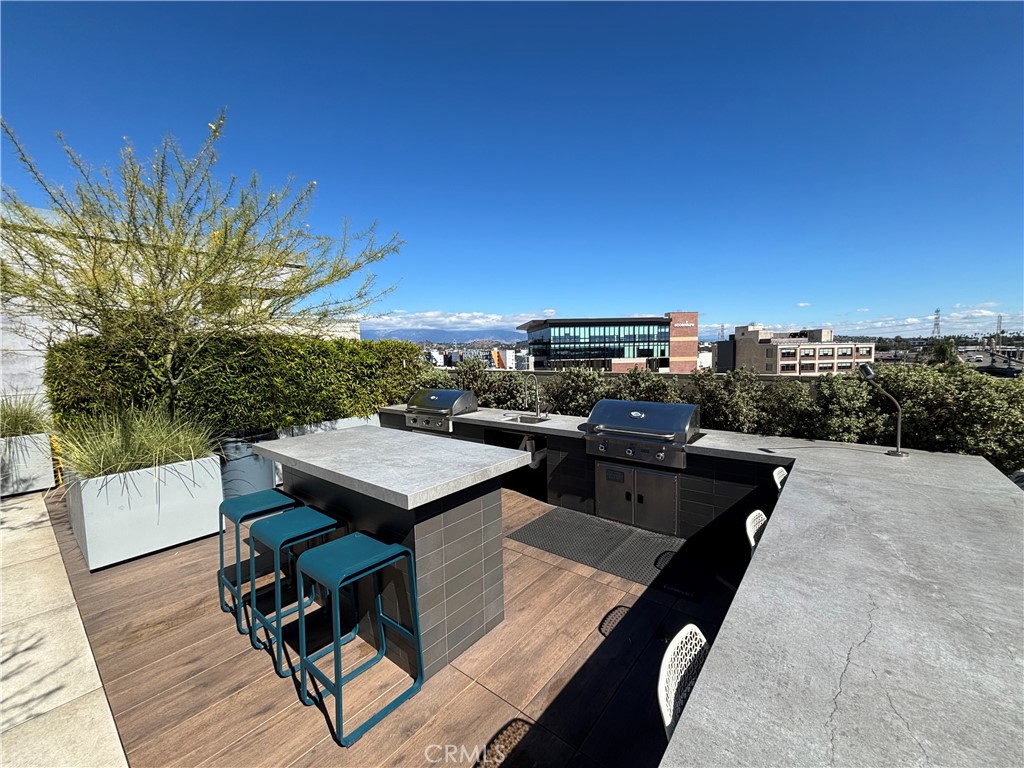 527 Molino Street, Unit 401 Los Angeles, CA 90013 - Photo 26 of 31 a terrace with outdoor seating and city view