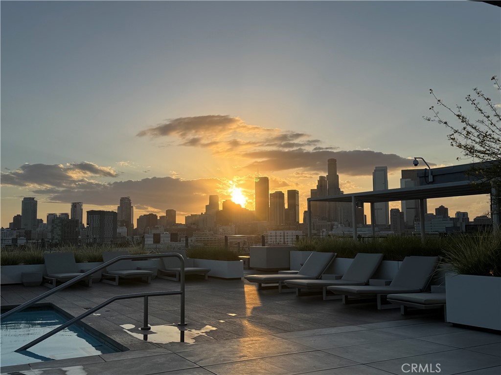 527 Molino Street, Unit 401 Los Angeles, CA 90013 - Photo 28 of 31 a terrace with outdoor seating and city view