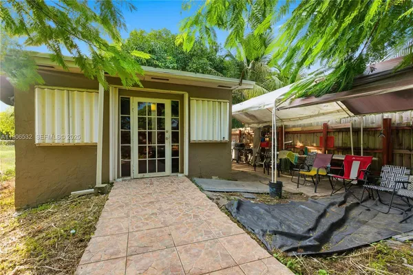 a view of a house with backyard
