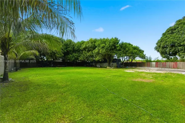 a view of yard with green space