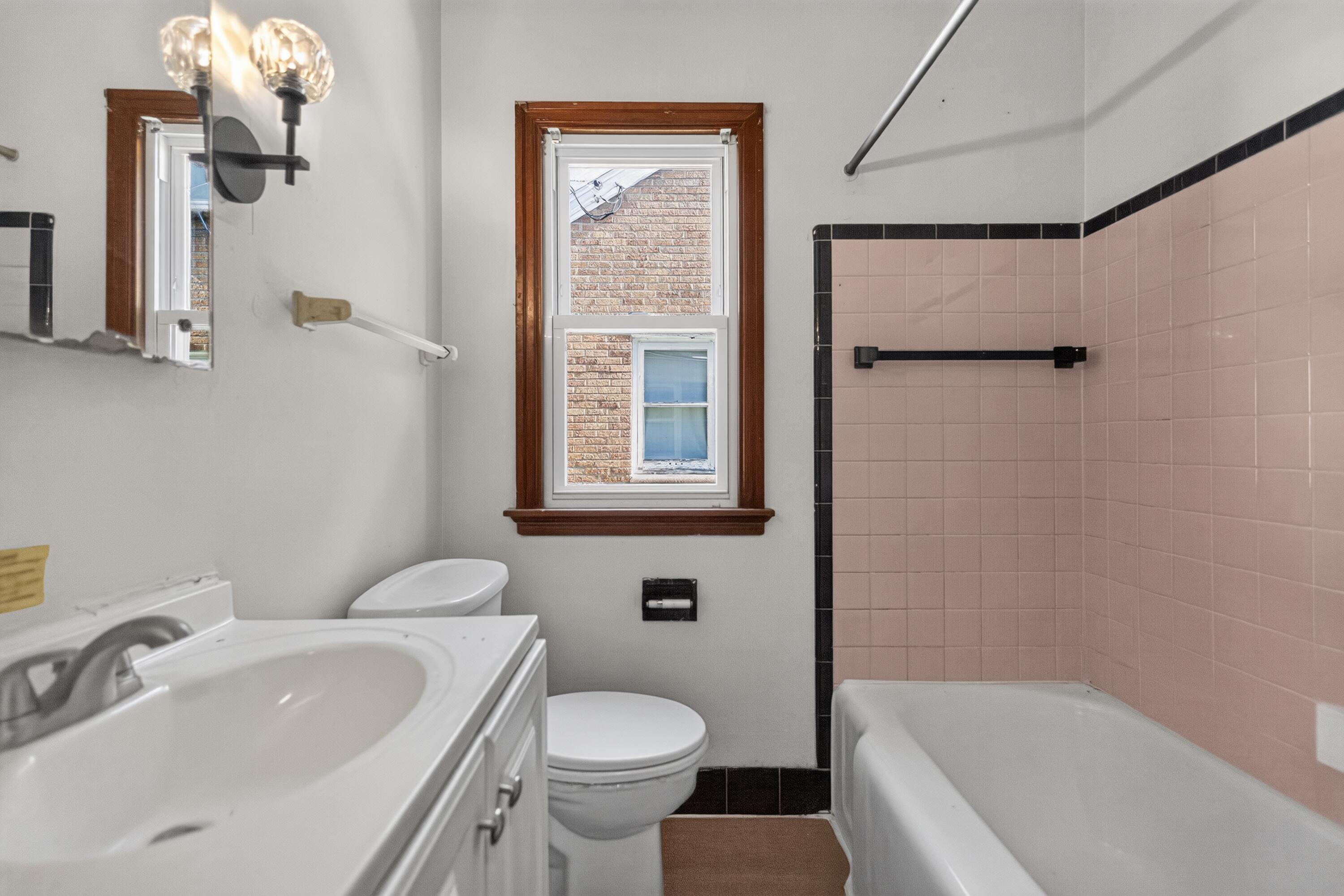 5019 North 24th Street Milwaukee, WI 53209 - Photo 25 of 34 25_5019_N_24th_St-Bathroom-6045