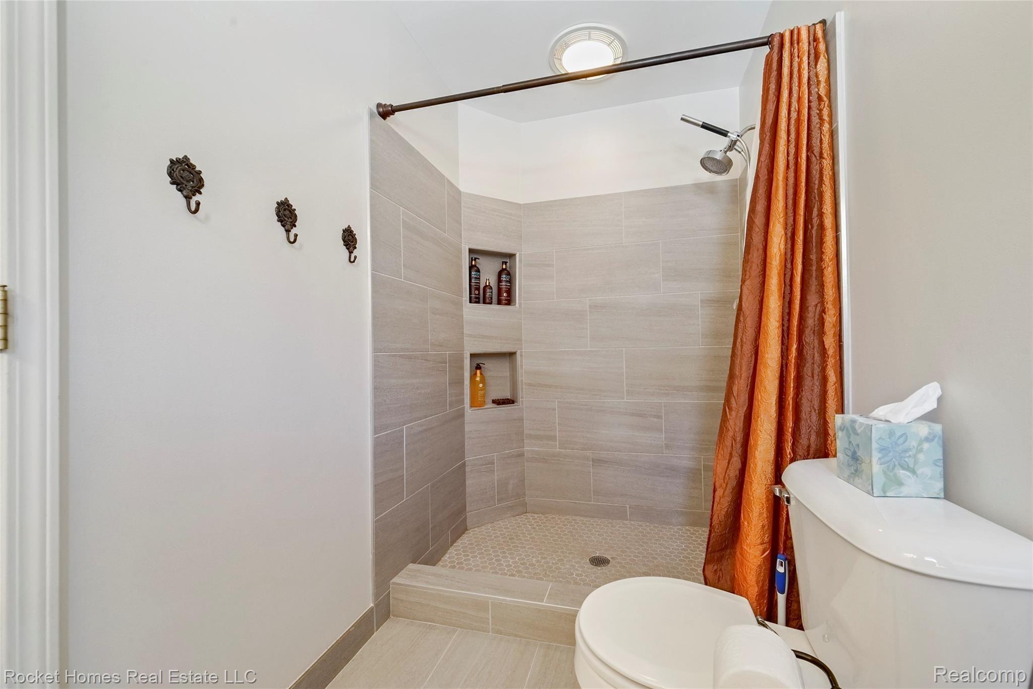 138 Eagle Ridge Road Lake Orion, MI 48360 - Photo 21 of 39 021-photo-main-bathroom-9004577.jpg