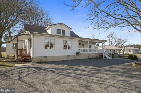 a view of a yard with a house