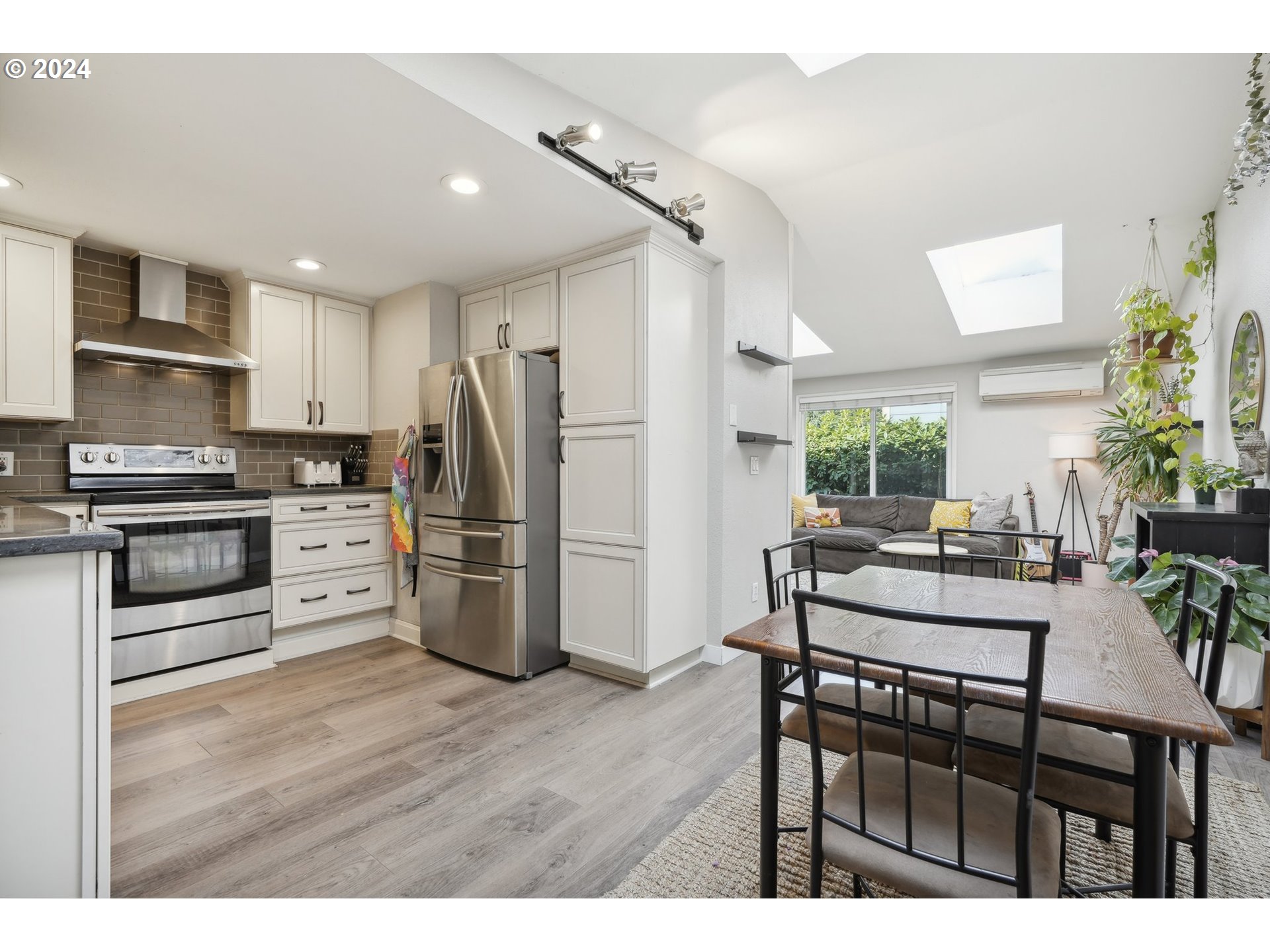 2833 Southwest Spring Garden Street Portland, OR 97219 - Photo 9 of 35 Gallery Image 9