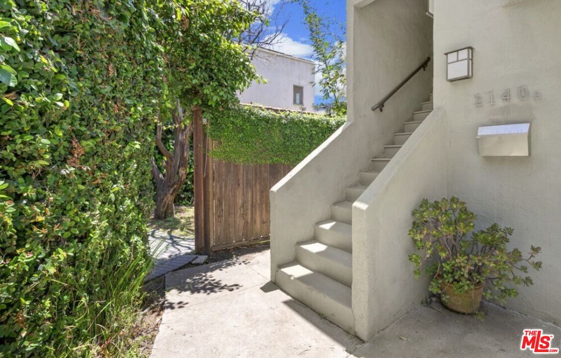 2140 20th Street, Unit A Santa Monica, CA 90405 - Photo 2 of 15 a view of a pathway of a building