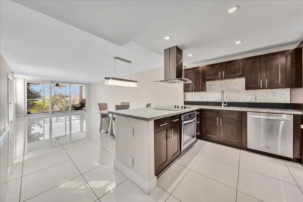 $2,400 | 3520 Oaks Way, Unit 306, Pompano Beach, FL 33069