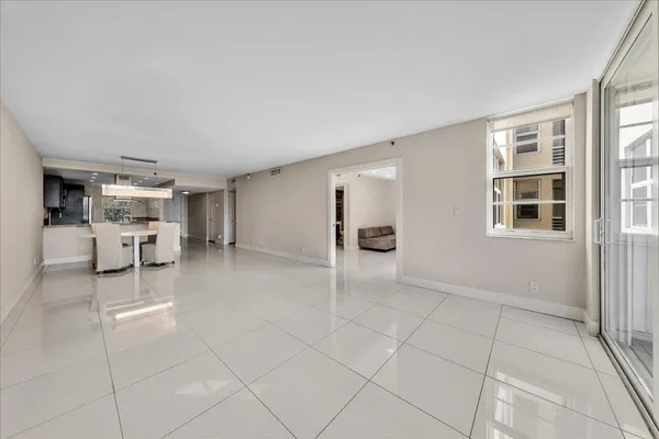 $2,400 | 3520 Oaks Way, Unit 306, Pompano Beach, FL 33069