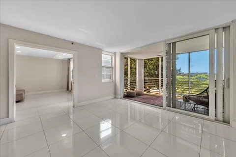 $2,300 | 3520 Oaks Way, Unit 306, Pompano Beach, FL 33069