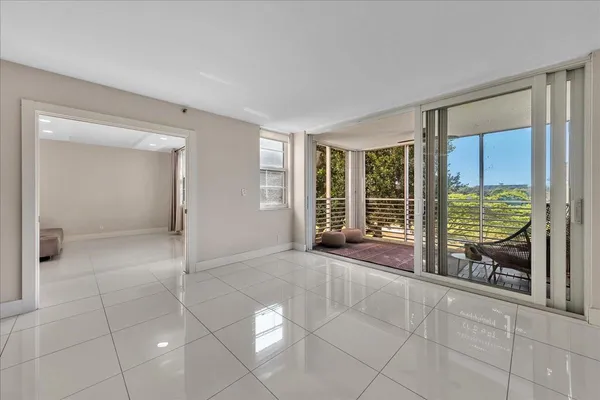 $2,400 | 3520 Oaks Way, Unit 306, Pompano Beach, FL 33069