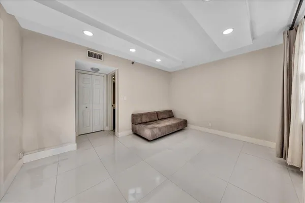 $2,400 | 3520 Oaks Way, Unit 306, Pompano Beach, FL 33069