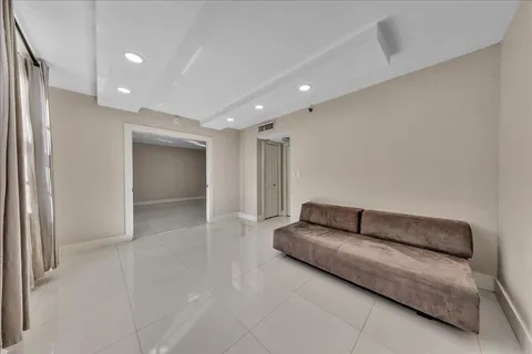 $2,300 | 3520 Oaks Way, Unit 306, Pompano Beach, FL 33069