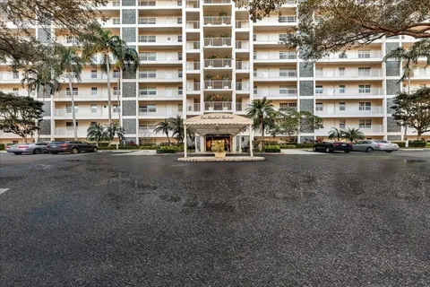 $2,300 | 3520 Oaks Way, Unit 306, Pompano Beach, FL 33069