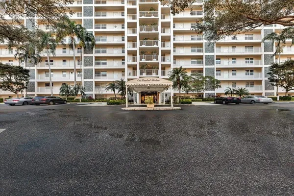 $2,400 | 3520 Oaks Way, Unit 306, Pompano Beach, FL 33069