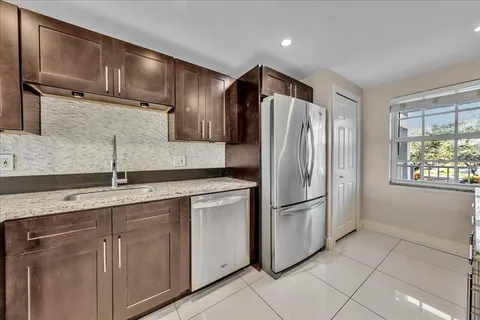 $2,300 | 3520 Oaks Way, Unit 306, Pompano Beach, FL 33069