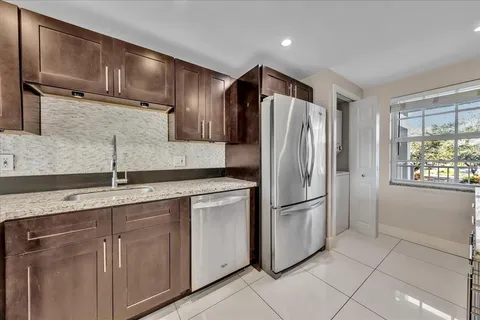 $2,300 | 3520 Oaks Way, Unit 306, Pompano Beach, FL 33069